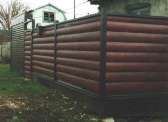 Забор из сайдинга "Блок-хаус"