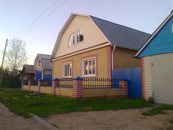 Дом и забор из оранжевого силикатного кирпича